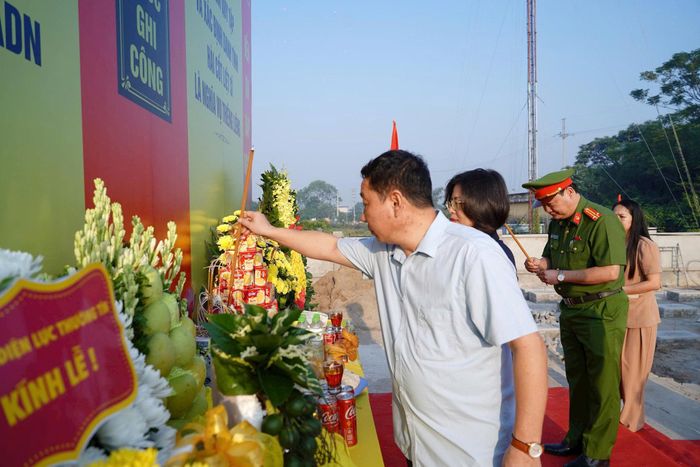 Chủ tịch UBND xã Thường Tín Phan Thanh Tùng cùng các ban ngành, đoàn thể dâng hương tại nghĩa trang liệt sĩ Nhị Khê. Ảnh:PV