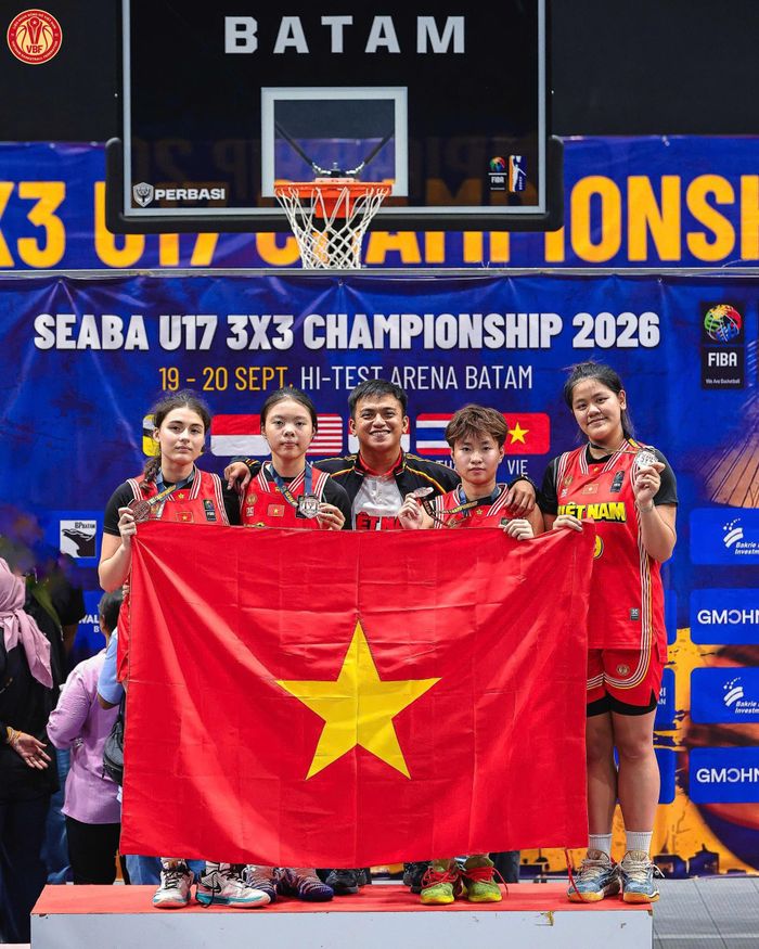 Đội tuyển bóng rổ U17 nữ Việt Nam tham dự giải với 4 vận động viên gồm: Đỗ Hoài Thương, Ralph Lê Chi Lucienne, Võ Hoàng Bình và Nguyễn Hà Anh do huấn luyện viên trưởng Ryan Monteclaro dẫn dắt. Ảnh: BHF