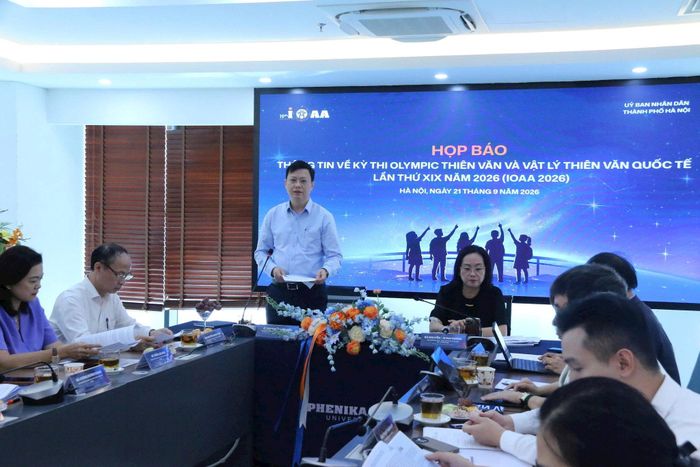 Ông Nguyễn Văn Hiền, Giám đốc Sở GD-ĐT Hà Nội, Phó Trưởng ban Thường trực Ban tổ chức IOAA 2026 thông tin về kỳ thi. Ảnh: Thanh Hùng