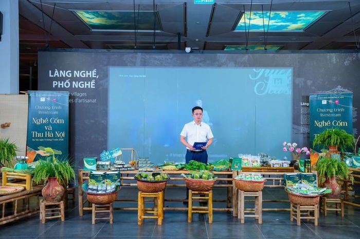 Phó Chủ tịch UBND phường Từ Liêm Lê Việt Bắc Anh phát biểu tại chương trình livestream. Ảnh: PV