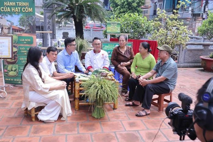 Từ ngôi đình, nếp làng và sự gắn bó của người dân với nghề cốm được đưa lên nền tảng số ở Từ Liêm. Ảnh: PV