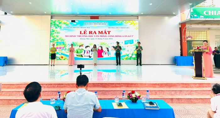 Các đại biểu thực hiện nghi thức khởi động mô hình. Ảnh: Trần Oanh