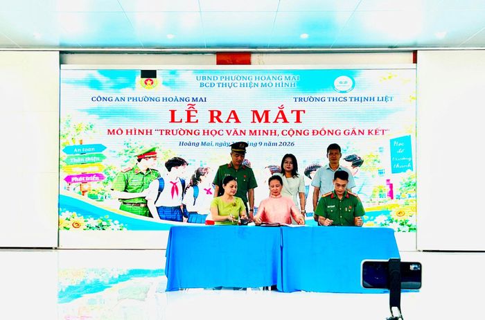 Ký kết phối hợp đảm bảo an ninh trật tự giữa Công an phường Hoàng Mai, Trường THCS Thịnh Liệt và Ban đại diện cha mẹ học sinh. Ảnh: Trần Oanh