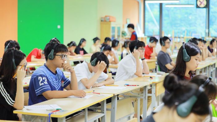 Học sinh Trường THPT Mỹ Đình làm bài khảo sát năng lực tiếng Anh. Ảnh: MĐ