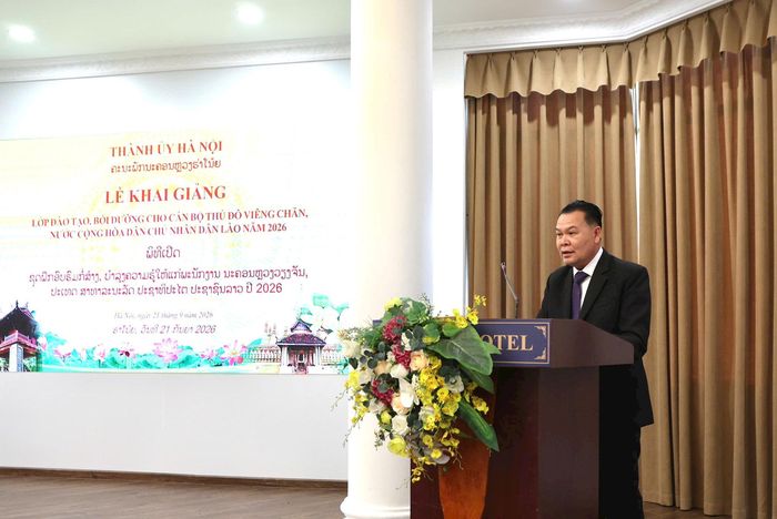 Đồng chí Phouthone Keodouangmany, Ủy viên Ban Thường vụ Thành uỷ, Trưởng ban Tổ chức Thủ đô Viêng Chăn phát biểu tại lễ khai giảng. Ảnh: Thanh Hải