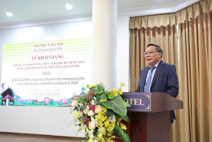 Phó Bí thư Thành ủy Hà Nội Nguyễn Văn Phong phát biểu khai mạc lớp học. Ảnh: Thanh Hải