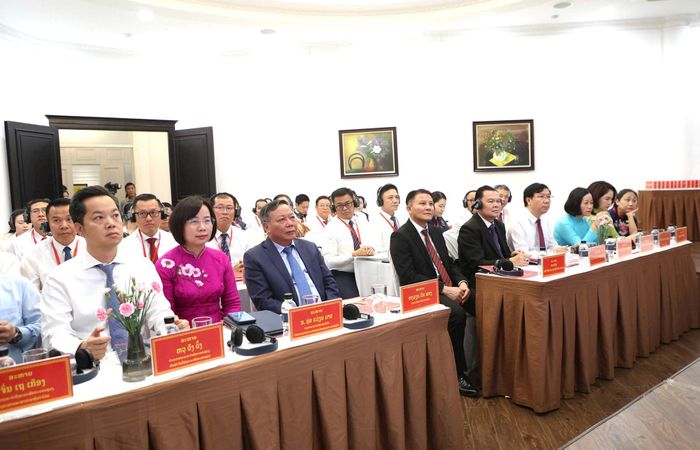 Phó Bí thư Thành ủy Hà Nội Nguyễn Văn Phong cùng các đại biểu tham dự Lễ khai giảng. Ảnh: Thanh Hải