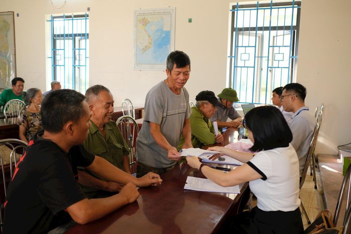 Các hộ dân xã Kim Anh liên quan đến dự án tiến hành đối chiếu kiểm kê đất, tài sản trên đất và biên bản xác định nguồn gốc đất. Ảnh Sỹ Hào