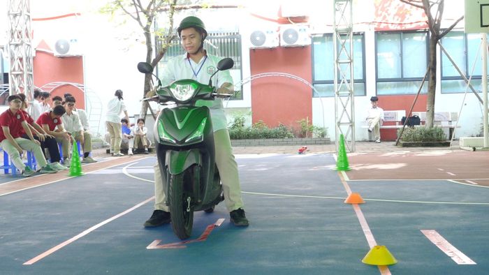 Học sinh thực hành xử lý các tình huống giao thông trên sa hình. Ảnh: Đỗ Duẩn