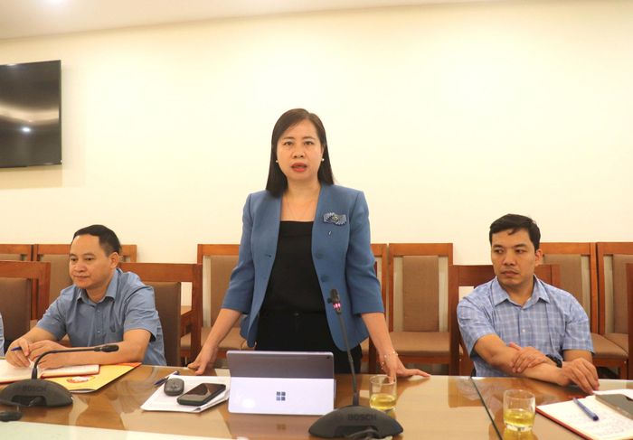 Thành viên Đoàn giám sát trao đổi tại buổi làm việc. Ảnh: Hiền Chi