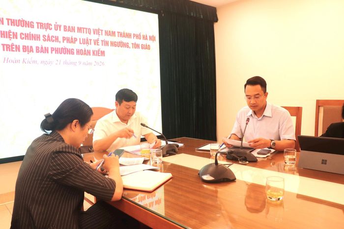 Phó Bí thư Đảng ủy, Chủ tịch UBND phường Hoàn Kiếm Trịnh Hoàng Tùng (thứ nhất từ phải sang) báo cáo với Đoàn giám sát. Ảnh: Hiền Chi
