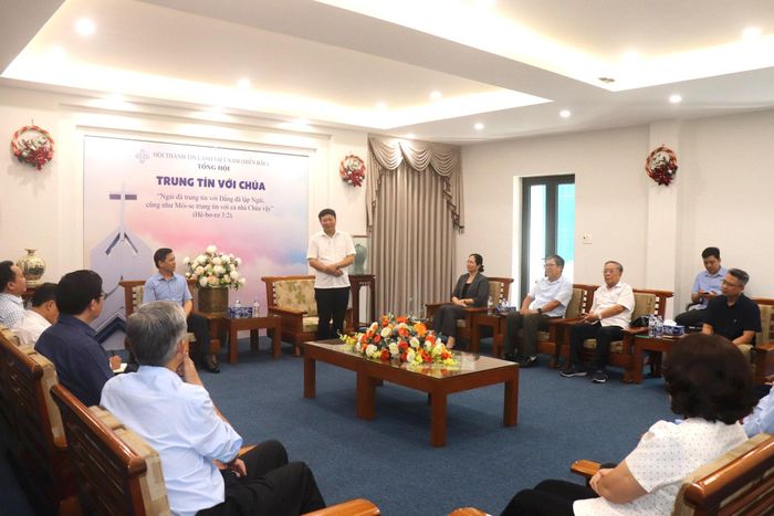 Phó Chủ tịch Ủy ban MTTQ Việt Nam thành phố Hà Nội Phạm Anh Tuấn cùng Đoàn giám sát khảo sát tại Hội thánh Tin Lành Việt Nam (miền Bắc). Ảnh: Hiền Chi