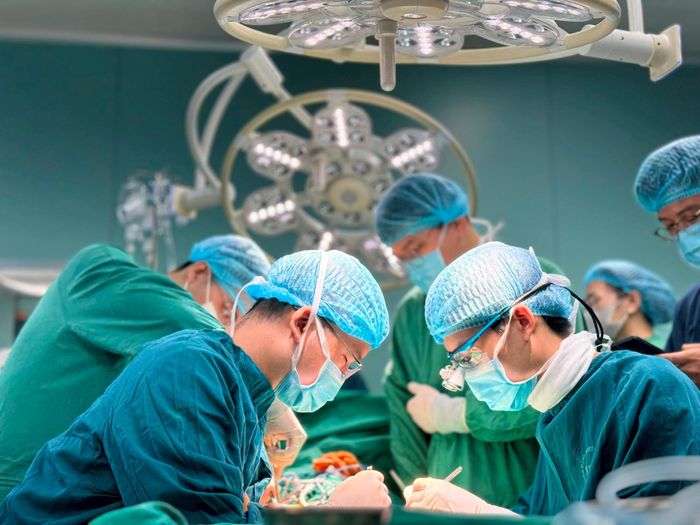 Tỉ mỉ, cẩn trọng trong suốt quá trình dài phẫu thuật. Ảnh: Nguyễn Thanh