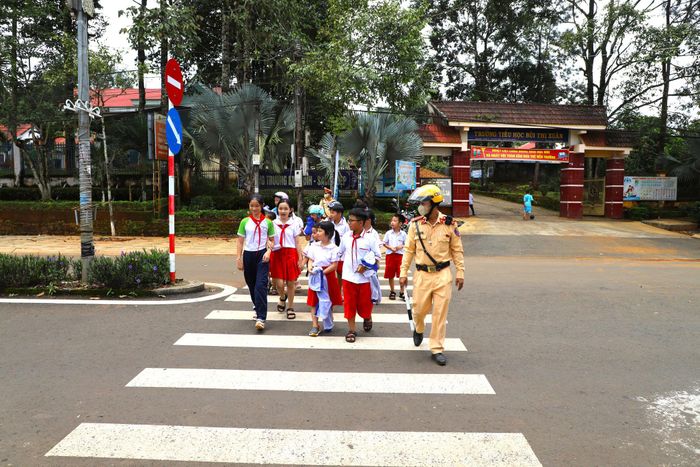 Mô hình "Cổng trường an toàn" được triển khai thành công tại nhiều địa phương trên cả nước. Ảnh: Nguyễn Nam