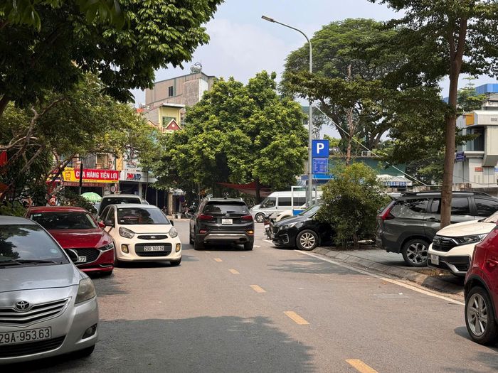 Phương tiện được trông giữ ngang, dọc khắp khu vực. Ảnh: PC
