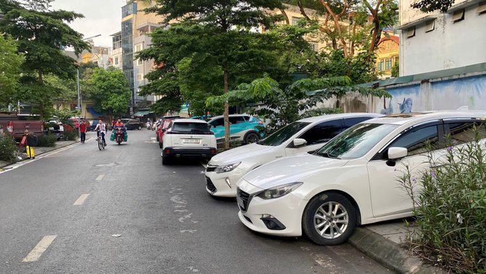 Để tận dụng vị trí trông xe, phương tiện bị quay ngang. 1/3 xe ô tô tràn xuống lòng đường. Ảnh: NS