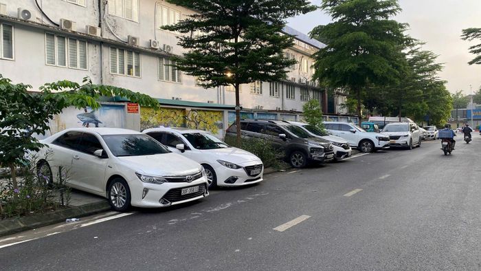 Loạt ô tô quay ngang án ngữ quanh trường học. Ảnh: PC