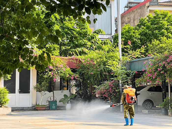 Phun khử khuẩn tại khu dân cư, chủ động làm sạch môi trường sau mưa lớn, ngăn nguy cơ dịch bệnh phát sinh. Ảnh: PV