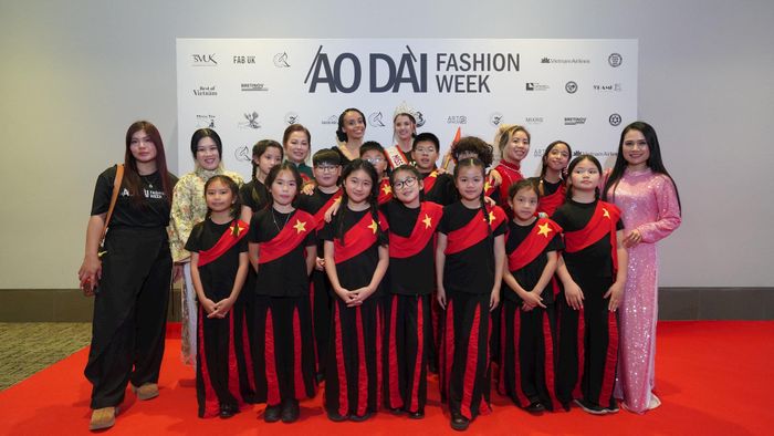 Các bạn trẻ nhóm British Born Vietnamese Talents cùng Hoa hậu Hoàng gia Anh năm 2025 Charlie Cousin và Hoa hậu Trái đất Anh Sofia Mayers - Sofia Mayers. Ảnh: BTC