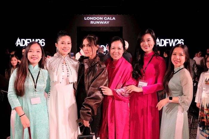 Nhà sáng lập Áo Dài Fashion Week - Hoàng Hà (thứ 3 từ bên phải) cùng Ban tổ chức. Ảnh: BTC