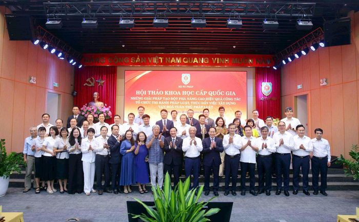 Các đại biểu chụp ảnh lưu niệm. Ảnh: Công Phương