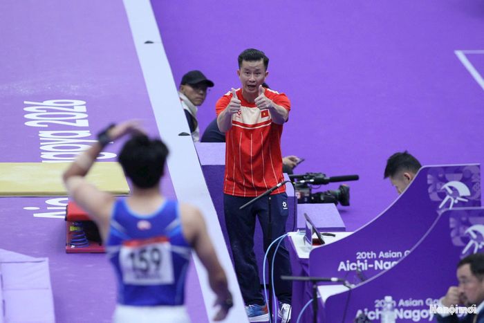 HLV thể dục dụng cụ Trương Minh Sang hài lòng với kết quả của các học trò thi đấu ở vòng loại. Ảnh: Bùi Lượng
