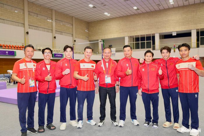 Ngay sau phần thi vòng loại, Trưởng Đoàn Thể thao Việt Nam tại ASIAD 20 Nguyễn Hồng Minh đã đến thăm và động viên các vận động viên thể dục dụng cụ. Ảnh: Bùi Lượng