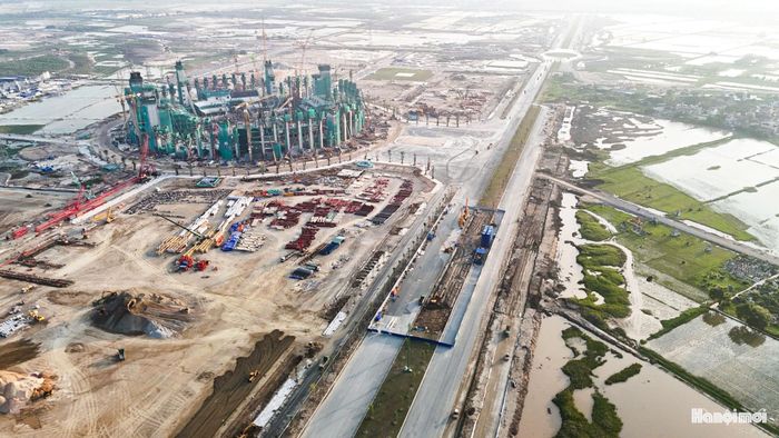 Từ trên cao, tuyến đại lộ nổi bật giữa công trường xây dựng sân vận động VinFast - Trống Đồng và các hạng mục thuộc khu đô thị thể thao. Cùng với sân vận động VinFast - Trống Đồng, tuyến đại lộ đang góp phần định hình diện mạo mới của Khu đô thị Thể thao Quốc tế Hà Nội.