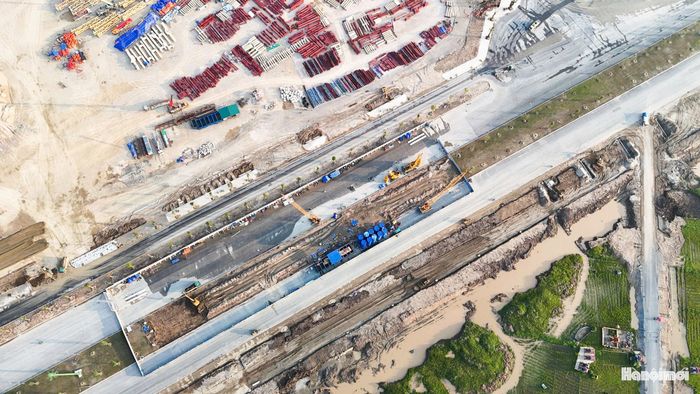 Nút giao với Quốc lộ 1A đang được triển khai, được kỳ vọng tăng khả năng kết nối giữa khu đô thị thể thao với mạng lưới giao thông khu vực.