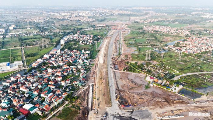 Nhiều đoạn tuyến đã được thảm nhựa, hệ thống chiếu sáng và dải phân cách cũng đang được hoàn thiện.