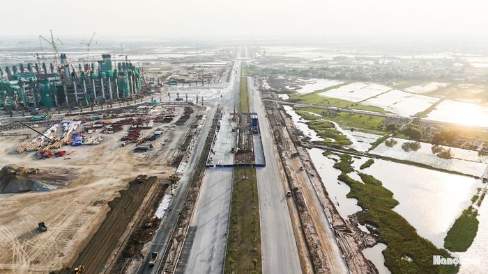 Tuyến đường chạy qua khu vực sân vận động VinFast - Trống Đồng, công trình có sức chứa dự kiến 135.000 chỗ ngồi.