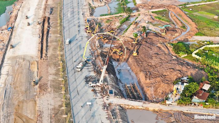 Được biết, tuyến đại lộ có mặt cắt rộng tới 120m, gồm nhiều làn xe và các dải cây xanh, hạ tầng kỹ thuật được bố trí đồng bộ.