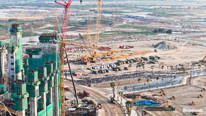 Một số đoạn vẫn đang trong quá trình thi công nền đường, hoàn thiện hệ thống thoát nước và các hạng mục kỹ thuật.