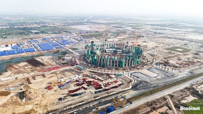Đại lộ rộng 120m đang dần thành hình giữa Khu đô thị Thể thao Quốc tế Hà Nội. Đây được xác định là một trong những trục giao thông chính của khu vực.