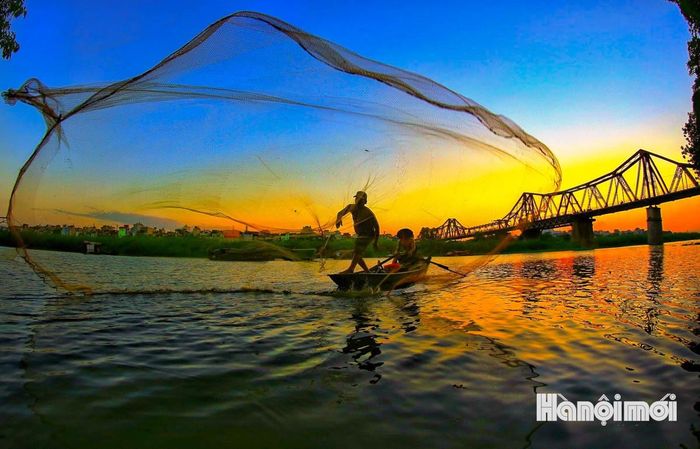 Cầu Long Biên không chỉ nối đôi bờ sông Hồng, mà còn nối những miền ký ức, những câu chuyện và tình yêu của người Hà Nội dành cho thành phố. Ảnh: NAG Nguyễn Quốc Vượng