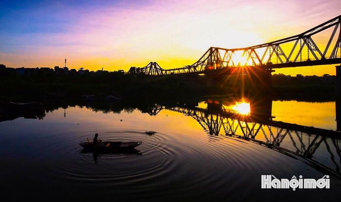 Qua bao mùa nắng mưa, cầu Long Biên vẫn hiện diện trong đời sống người dân, chứng kiến những đổi thay và lưu giữ những điều thân thuộc của Thủ đô. Ảnh: NAG Nguyễn Quốc Vượng