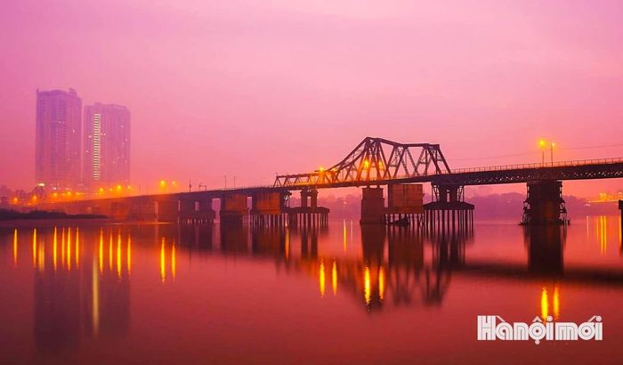 Từ bình minh đến hoàng hôn, mỗi khoảnh khắc trên cầu Long Biên lại mang một sắc thái riêng, nhưng luôn có chung một vẻ bình yên rất Hà Nội. Ảnh: NAG Nguyễn Quốc Vượng
