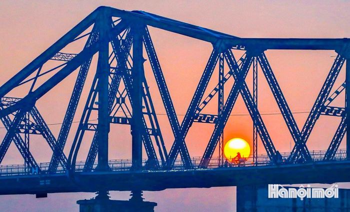 Với nhiều người Hà Nội, cầu Long Biên không chỉ là một cây cầu, mà còn là nơi lưu giữ những ký ức của thành phố qua bao thế hệ. Ảnh: NAG Nguyễn Quốc Vượng