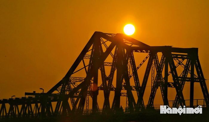 Khi mặt trời dần lên cao, cầu Long Biên chuyển mình trong những lớp ánh sáng và bóng đổ, tạo nên những đường nét đầy cuốn hút. Ảnh: NAG Nguyễn Quốc Vượng