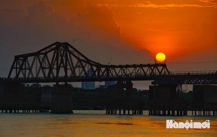 Trong sắc nắng dịu dàng cuối ngày, những nhịp cầu như chậm lại, để Hà Nội hiện lên bình yên và sâu lắng bên dòng sông Hồng. Ảnh: NAG Nguyễn Quốc Vượng