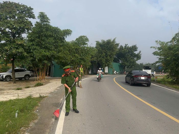 Đây là việc làm được xã Hát Môn duy trì thường xuyên, liên tục góp phần xây dựng tuyến đường sáng - xanh - sạch - đẹp, an toàn. Ảnh: HM