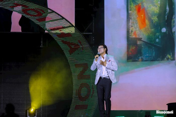 Ca sĩ Tạ Quang Thắng mở màn cho chương trình nghệ thuật với những bài hát về Hà Nội đã quá quen thuộc với mỗi bạn trẻ.