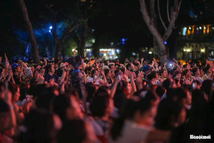 Hàng vạn người dân Thủ đô và du khách chật kín khu vực Quảng trường Đông Kinh Nghĩa Thục cũng như các tuyến phố quanh hồ Hoàn Kiếm trong đêm bế mạc. Sự theo dõi chăm chú và những tràng pháo tay không ngớt của khán giả khẳng định sức hấp dẫn mạnh mẽ của các chương trình văn hóa nghệ thuật khi được đặt đúng vào không gian sinh hoạt cộng đồng.