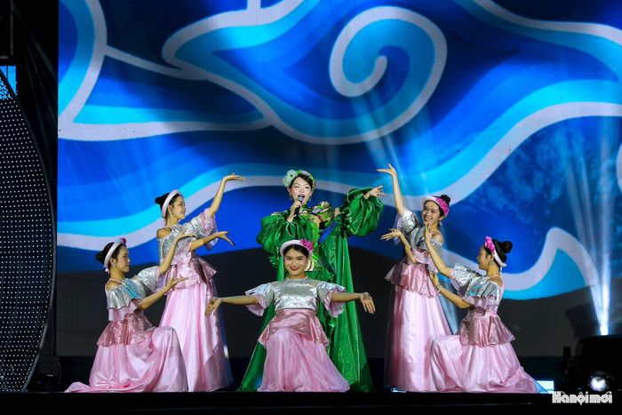 Điểm đáng chú ý là các không gian di sản không chỉ được sử dụng làm địa điểm tổ chức sự kiện mà còn trở thành một phần của nội dung sáng tạo. Từ Hoàng thành Thăng Long đến Văn Miếu - Quốc Tử Giám, từ Bát Tràng đến khu vực hồ Hoàn Kiếm, Festival hình thành một mạng lưới trải nghiệm, đưa công chúng tiếp cận di sản bằng nhiều hình thức khác nhau.