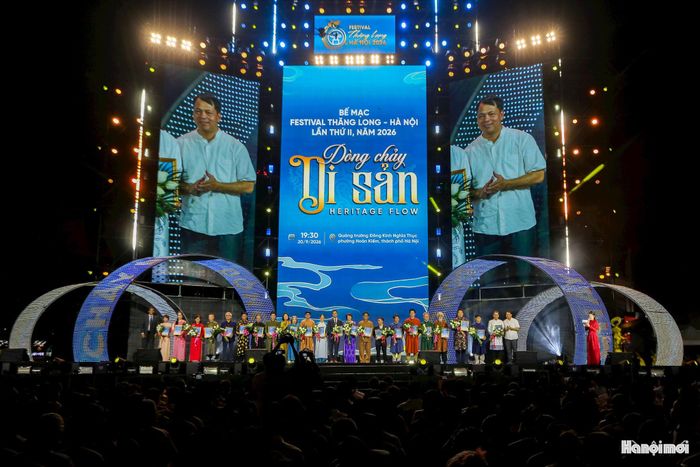 Tại đêm bế mạc, Ban Tổ chức đã vinh danh và tặng hoa tri ân đại diện các đơn vị, đoàn nghệ thuật, nghệ sĩ, nghệ nhân trong nước và quốc tế. Sự đóng góp tâm huyết của các chủ thể sáng tạo đã làm nên thành công trọn vẹn cho Festival, thể hiện sự đồng hành gắn kết giữa chính quyền, cộng đồng nghệ sĩ và nhân dân Thủ đô trong việc gìn giữ, phát huy giá trị di sản.