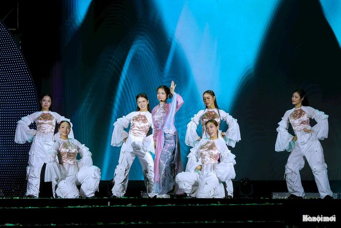 Chủ đề “Dòng chảy di sản - Heritage Flow” cũng là điểm nhấn xuyên suốt Festival. Di sản không được nhìn như những giá trị bất biến cần bảo tồn phía sau những lớp tường, mà được đặt trong mối quan hệ với nghệ thuật đương đại, công nghệ, thời trang, âm nhạc, du lịch và nhu cầu trải nghiệm của công chúng.
