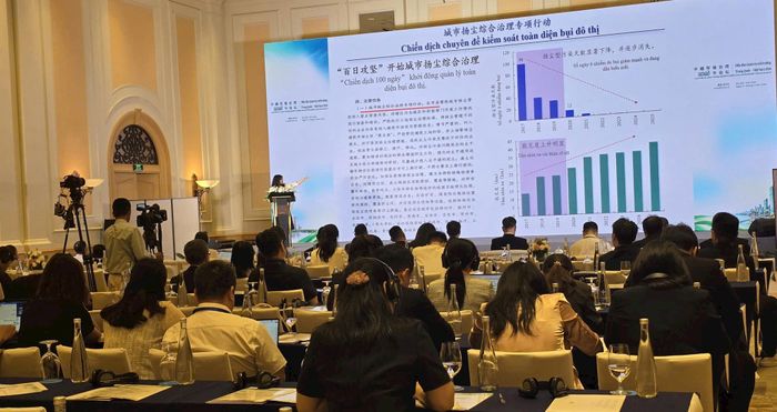 Đại biểu phía Trung Quốc trình bày tham luận tại diễn đàn