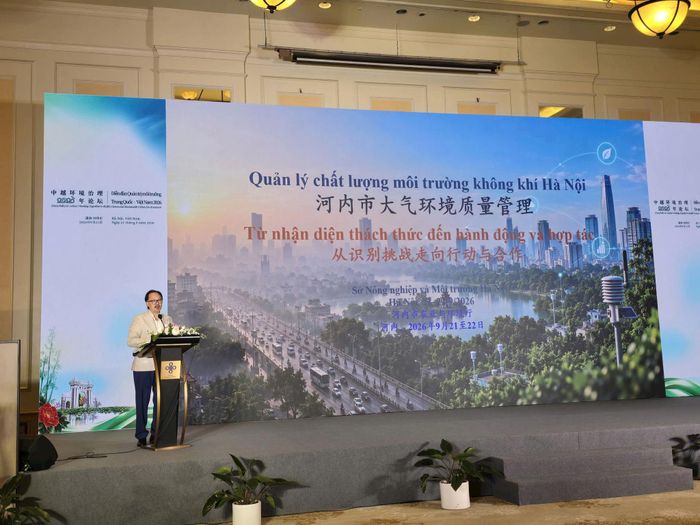 Phó Giám đốc Sở Nông nghiệp và Môi trường Hà Nội Nguyễn Minh Tấn trình bày tham luận “Quản lý chất lượng không khí Hà Nội: Thách thức, các giải pháp đang triển khai và nhu cầu hợp tác”