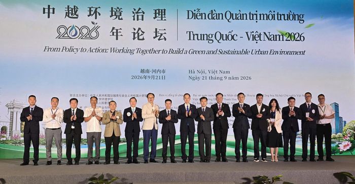 Các đại biểu tham dự diễn đàn chụp ảnh lưu niệm