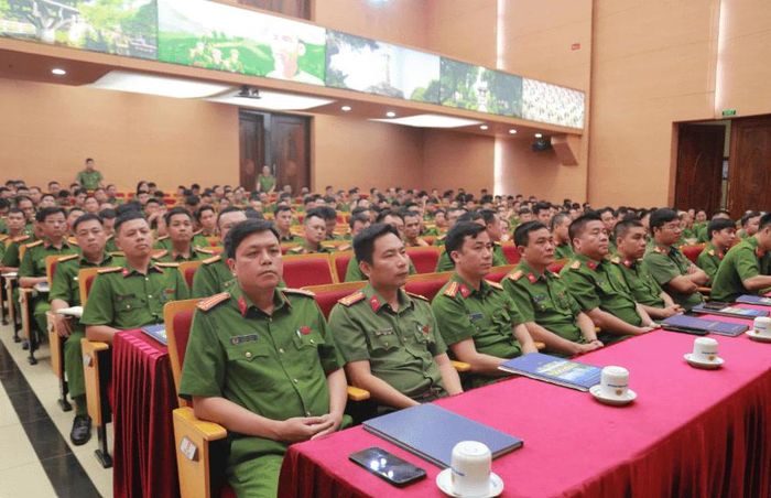 Cán bộ, chiến sĩ các đơn vị tham gia Lớp tập huấn bơi cứu hộ, cứu nạn trong CATP Hà Nội năm 2026. Ảnh: Công an thành phố Hà Nội